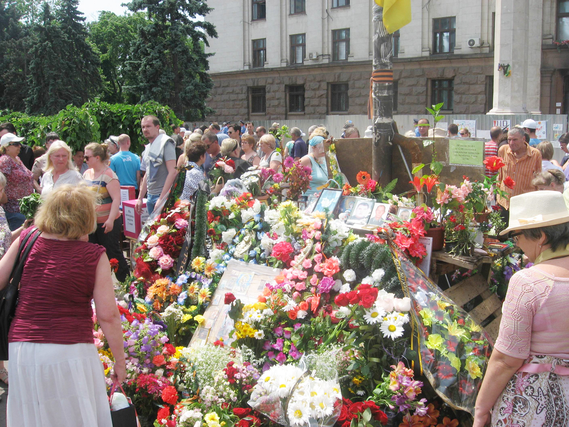 Під Будинком профспілок протягом літа не зникали квіти, які несли одесити в пам’ять про загиблих